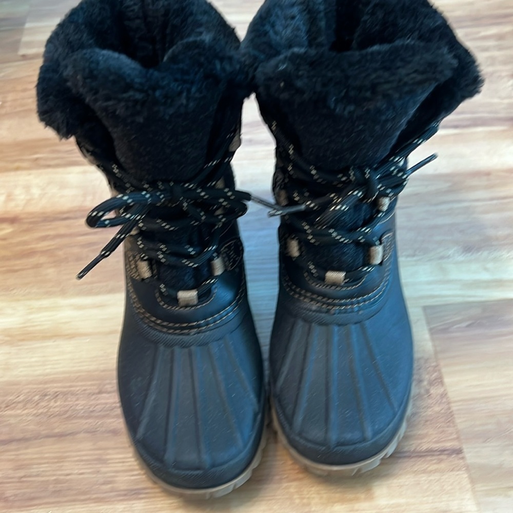 Great condition, women’s size 6 faux fur insulated waterproof boots